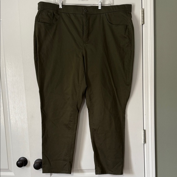 d&co Pants - Women's Olive Ankle-Length Stretch Pull-On/Button Pants